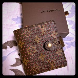 LOUIS VUITTON COMPACT WALLET ( Like New)